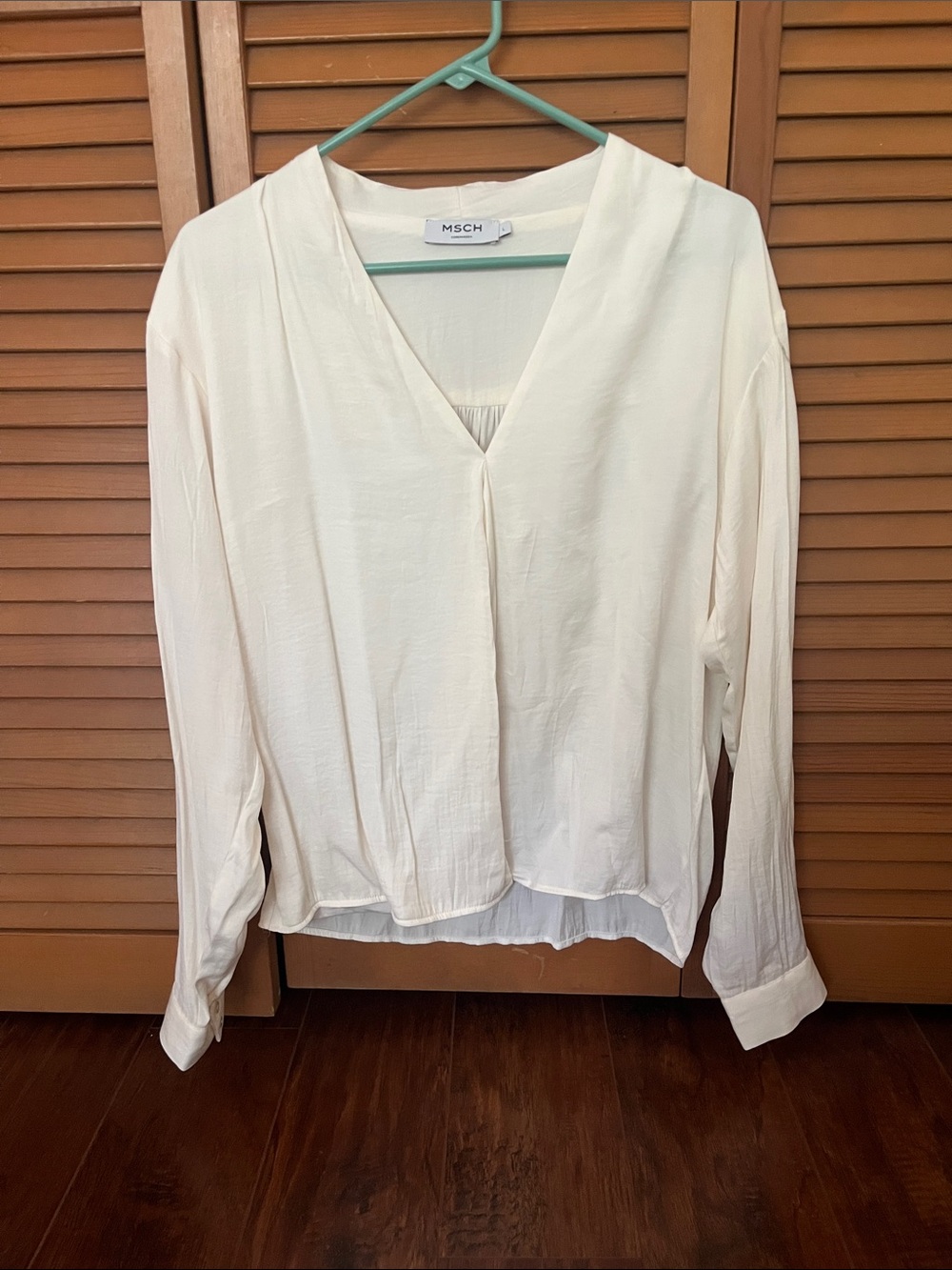 Cream V-Neck Long-Sleeve Blouse